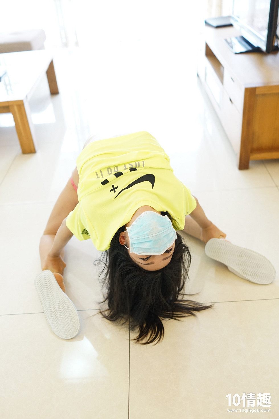 [ROSI写真]口罩系列NO.368_红色内裤美女半撩黄色上衣露半球撩人诱惑写真42P