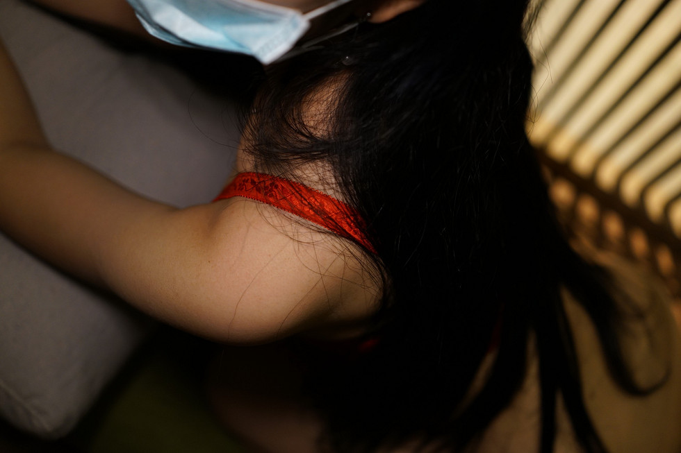 [ROSI写真]口罩系列NO.488_红色内衣美女居家全脱大尺度秀诱人胴体撩人诱惑写真51P