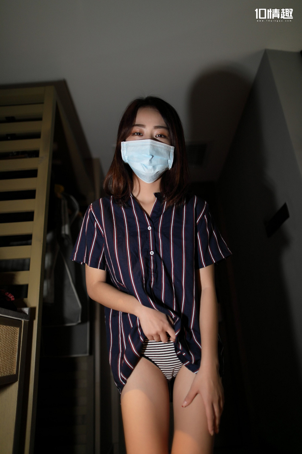 [ROSI写真]口罩系列NO.547_竖条短袖衫美女居家脱内裤秀翘臀撩人姿势诱惑写真53P